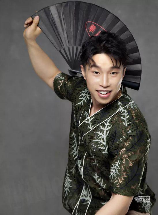 他因脸上有麻子被赐名烧饼，13岁德云社出道，今变肌肉男娶娇妻