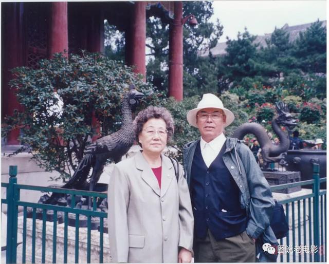 他是八一厂饰演美国人专业户，却是位传奇一生的革命军人、导演