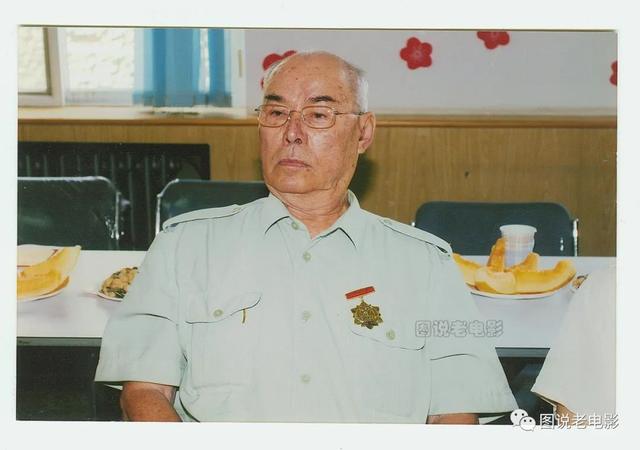 他是八一厂饰演美国人专业户，却是位传奇一生的革命军人、导演