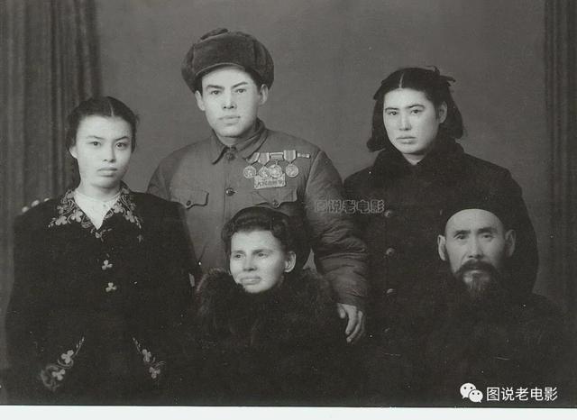 他是八一厂饰演美国人专业户，却是位传奇一生的革命军人、导演