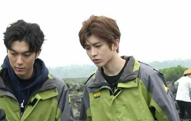 蔡徐坤下乡赶鸭子,这个爱豆这么好玩的吗?