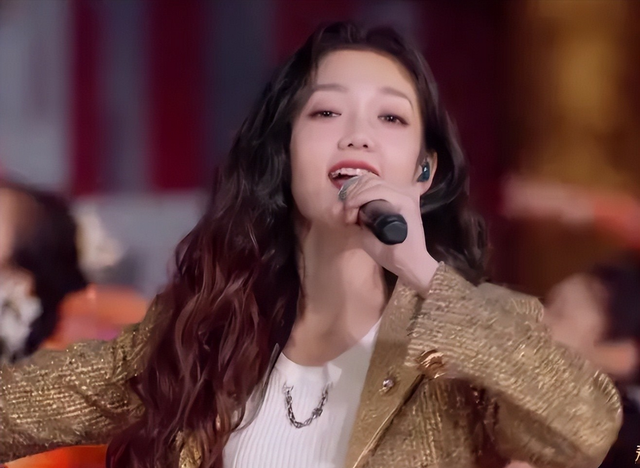 春晚众星怼脸状态：王菲大粗眉抢镜，宋佳腮红过重，关晓彤肿了