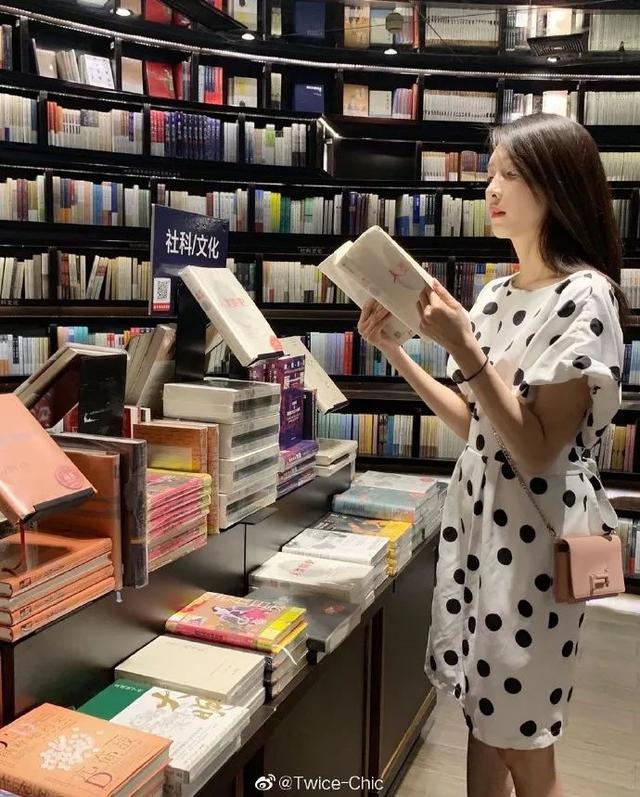 拖鞋要带点跟才好看