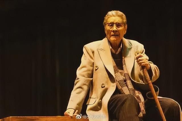 蓝天野：前半生是地下尖兵，后半生是戏剧演员，94岁获七一勋章