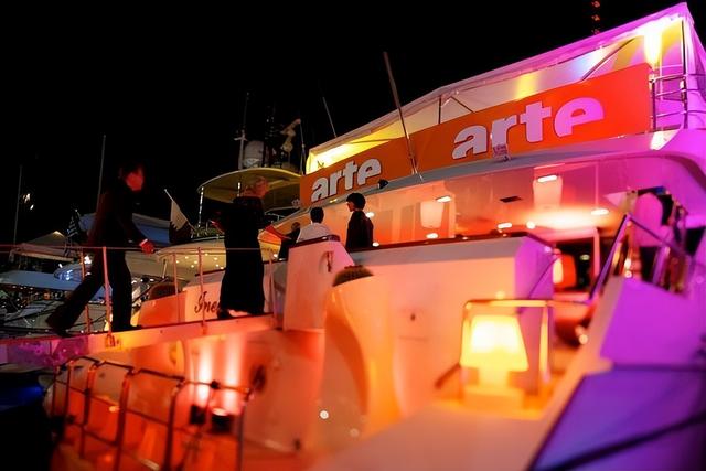 一晚赚上万,戛纳电影节钱色交易,成欧洲“高级陪客”赚钱天堂