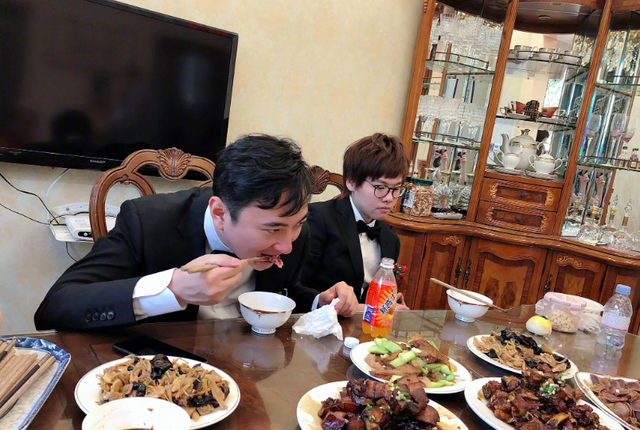 揭露真实的王思聪，舔狗的生活很接地气，喝酒爱划拳，喜欢凑热闹