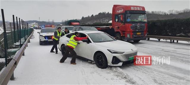 京港澳“雪豹行动队”急赴大悟孝昌抢通黄金路