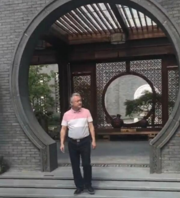 56岁欧阳奋强重游大观园,头发花白身材发福,宝玉也成中年大叔