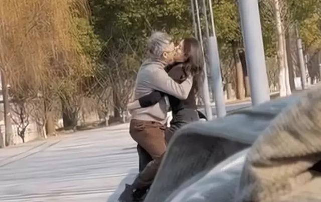 白发老人和美女公园约会，激情相拥：起码相差了30岁