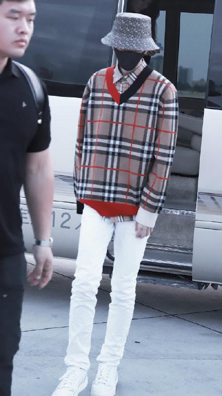 当鹿晗和李现撞衫，颜值竟被他碾压？不在一个水平线上