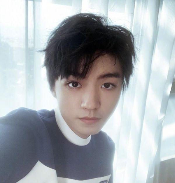 王俊凯清晨晒微博自拍，脸上的划痕引发热议，得知真相粉丝心疼