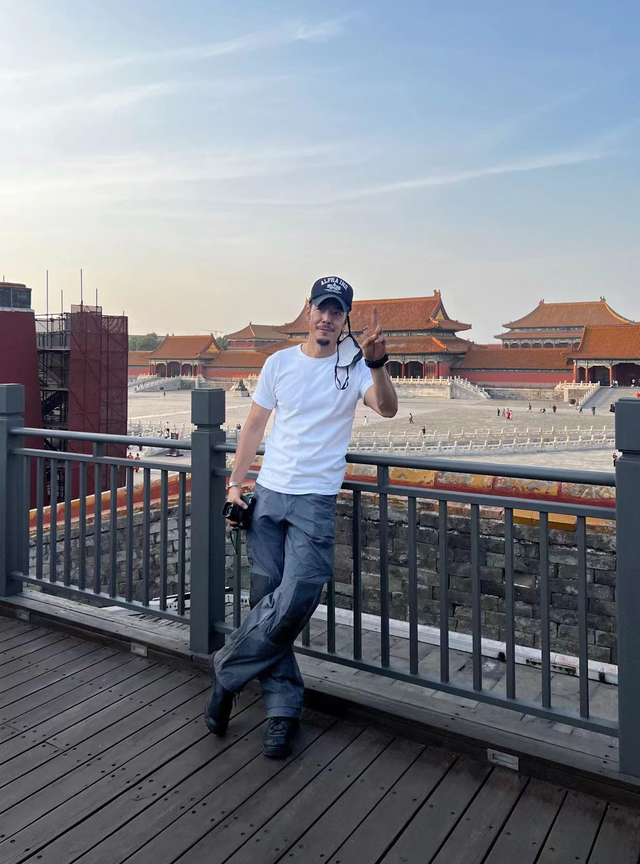 海一天夫妇同游故宫大秀恩爱!老婆穿紧身背心,白皙丰腴美腿瞩目