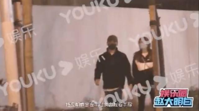 34岁男星与神秘女牵手曝光，疑被拍到同居实锤，曾当街热吻不避嫌