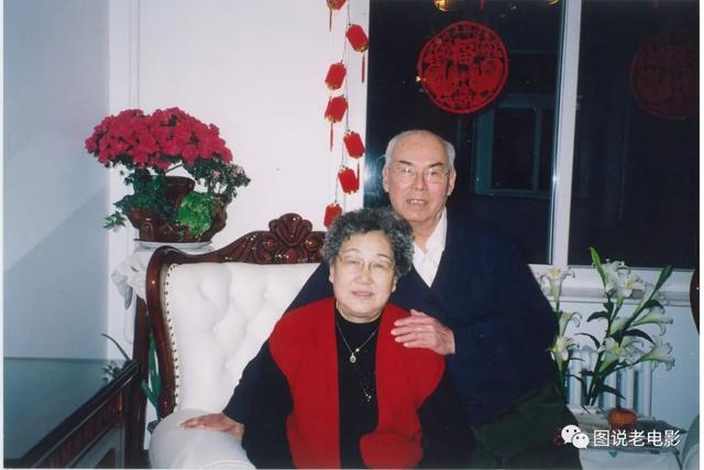 他是八一厂饰演美国人专业户，却是位传奇一生的革命军人、导演