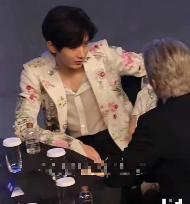 陈晓怎么都想不到，当初身边的小跟班，如今已成了古装“顶流”