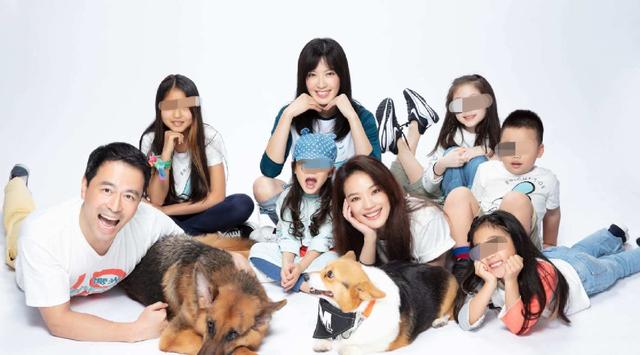 舒淇夫妇罕同框，老婆在旁冯德伦却不避嫌，紧搂林熙蕾合影好享受