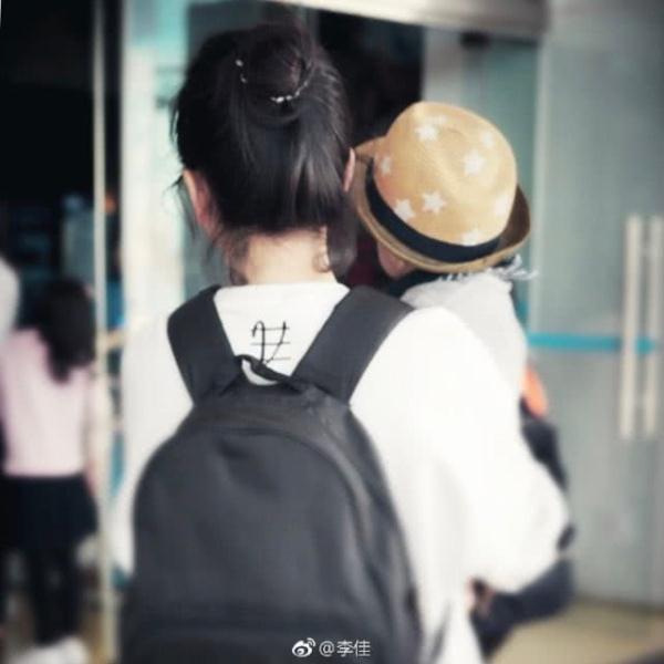 靳东分享俩儿子日常，小儿子会喊爸爸了，大儿子长大了会拍照