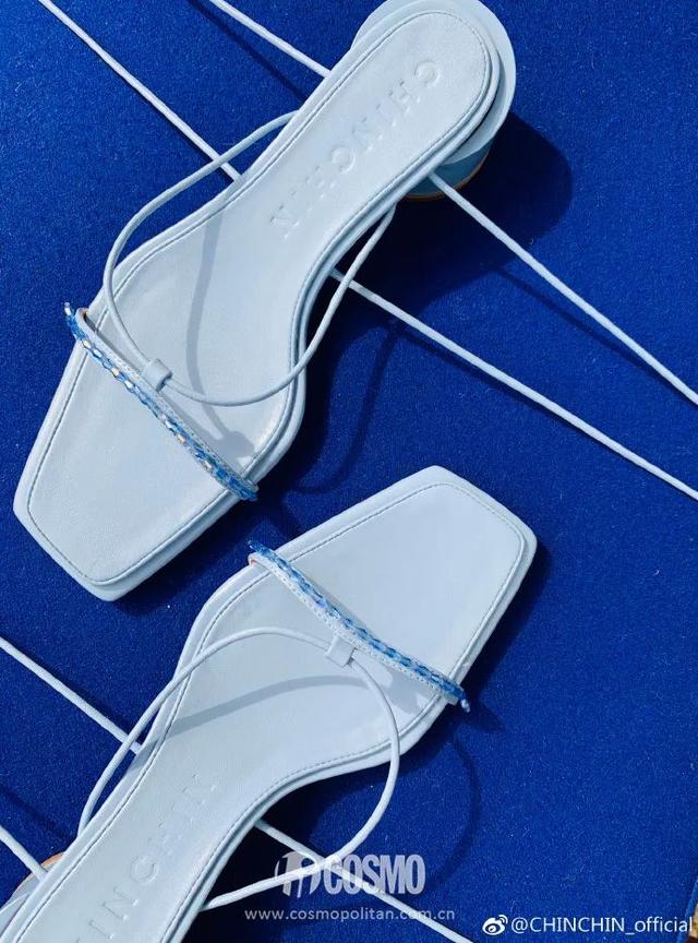 拖鞋要带点跟才好看