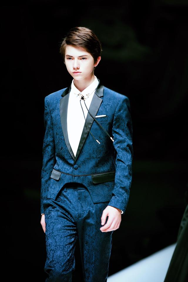 郭敬明捧火了小宫洺 张汉盛惊艳亮相国际时装周