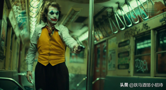 杰昆·菲尼克斯的《小丑》究竟牛在哪，看看这些可怕的细节