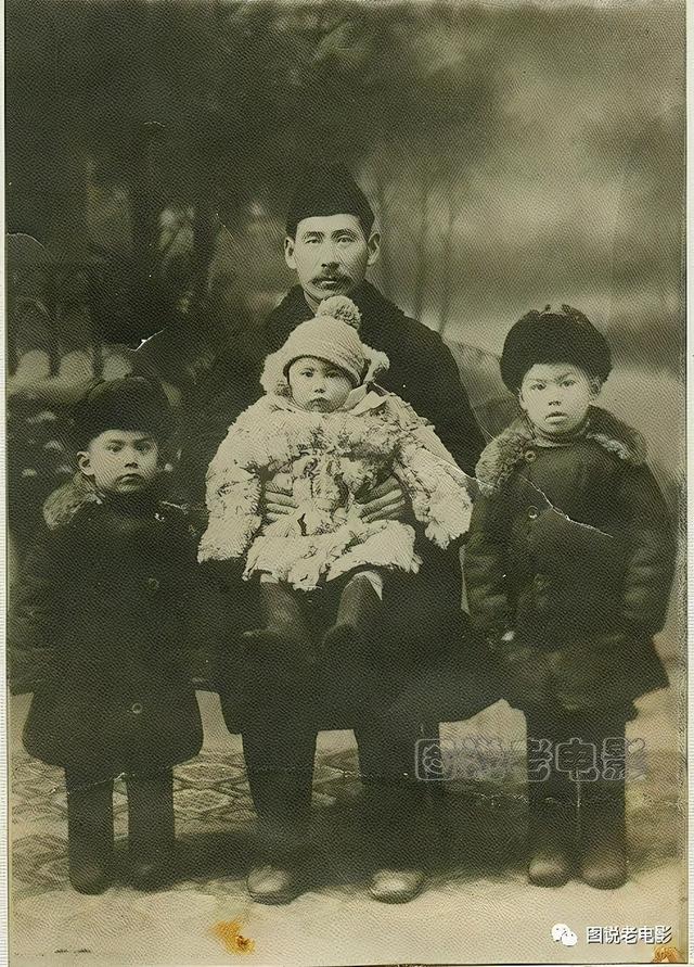 他是八一厂饰演美国人专业户，却是位传奇一生的革命军人、导演