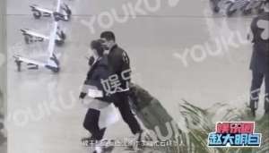 一男一女牵手图片(34岁男星与神秘女牵手曝光，疑被拍到同居实锤，曾当街热吻不避嫌)