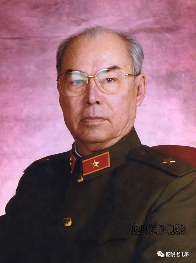 他是八一厂饰演美国人专业户，却是位传奇一生的革命军人、导演