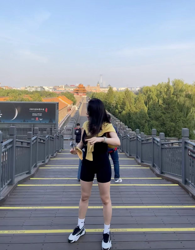 海一天夫妇同游故宫大秀恩爱!老婆穿紧身背心,白皙丰腴美腿瞩目