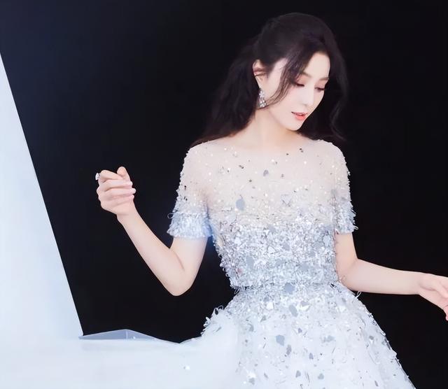 43岁范冰冰和弟弟豪宅做饭，范丞丞亲自下厨，姐弟之间的感情真好