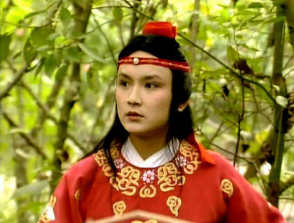 56岁欧阳奋强重游大观园,头发花白身材发福,宝玉也成中年大叔