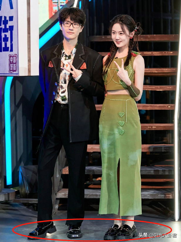 大瓜！新人女主持遭湖南卫视打码，被曝高调交往许嵩，刚红就出走