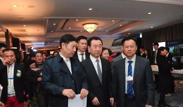 王健林从首富到首负，万达负债4000亿，王老板是如何跌落神坛的？