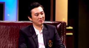 王思聪舔狗(揭露真实的王思聪，舔狗的生活很接地气，喝酒爱划拳，喜欢凑热闹)