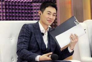 抽烟的照片(35岁朱亚文化身“老烟民”，街边吸烟气势足，抽完举动令网友惊讶)