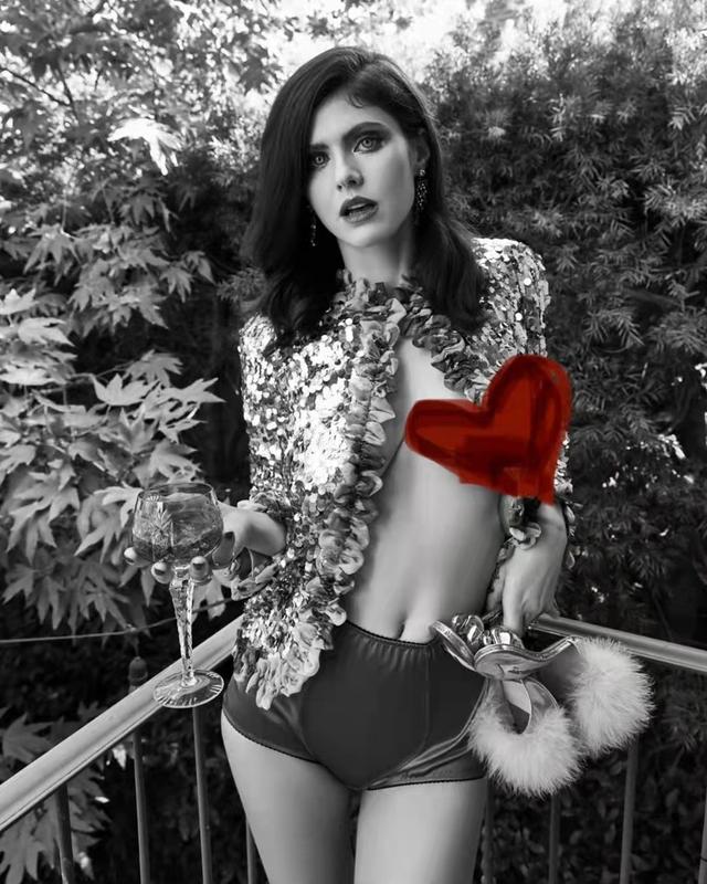 致命女人杰德身材好就是任性，红唇蓝眼小短裤，扣子只扣上面那颗