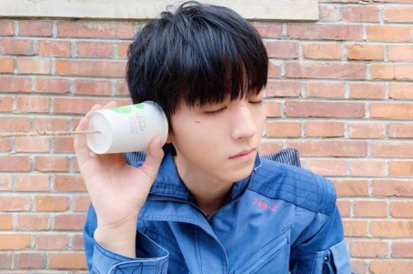 王俊凯清晨晒微博自拍，脸上的划痕引发热议，得知真相粉丝心疼