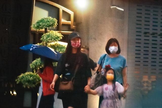 5岁霍小茹近况，暴风抽高似花仙子，人小鬼大学霍建华给妈妈敬酒