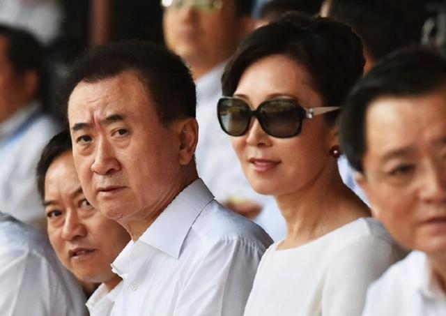 王健林背后大靠山，花24亿建座酒店送妻子，堪称辽宁真正的首富