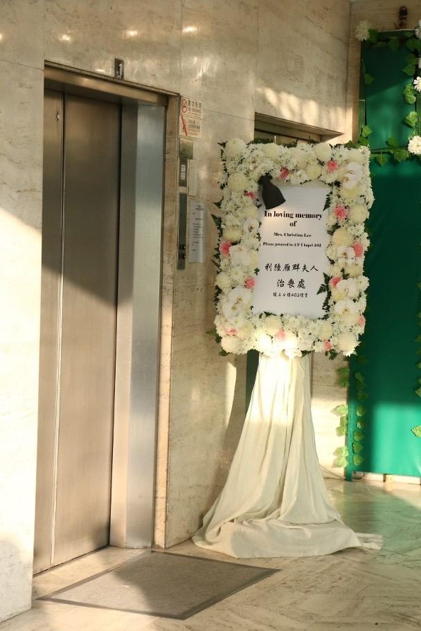 利孝和夫人低调出殡,葬于老公墓位旁边,外孙手捧遗像神情哀伤