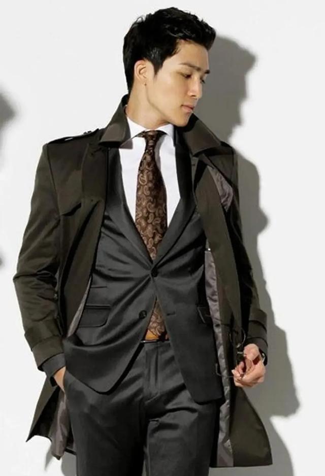 他出身单亲家庭，因《欧若拉公主》走红，却也因丑闻险被冷藏。