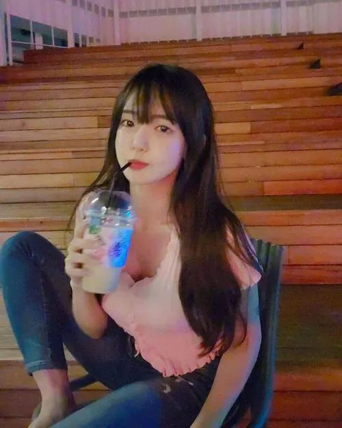 韩国微胖女神朴恩率，肉都长在该长的地方，网友说这身材爱了