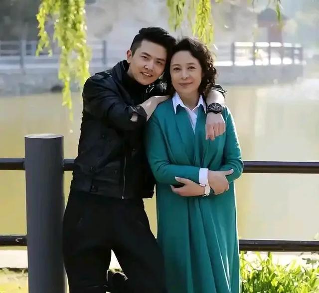 刘佳：嫁富商丈夫，婚后浪漫贴心，与儿子处成朋友