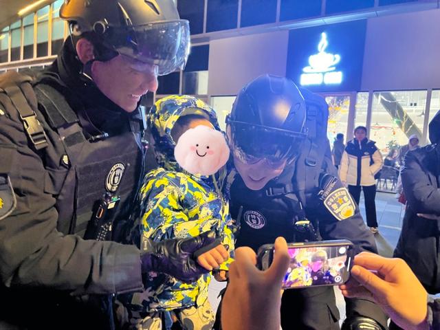 跨年烟花下,那些守护者们的“微光”同样“闪耀”