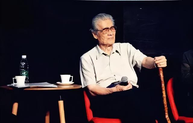 蓝天野：前半生是地下尖兵，后半生是戏剧演员，94岁获七一勋章