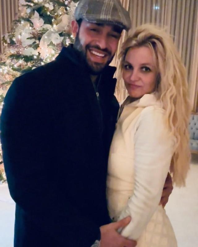 小甜甜布兰妮又晒赤身照，小13岁丈夫回应：不喜欢没法管，惹争议