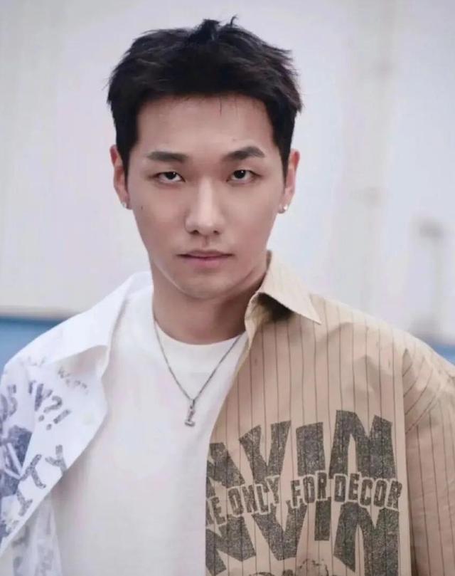 张雨绮男友晒合照官宣恋情，网友：从法国排到你了？