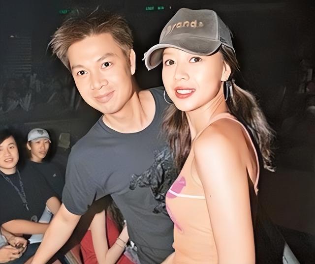 知名港星满头白发出镜！自觉年龄大不愿染发，出轨港姐事业尽毁