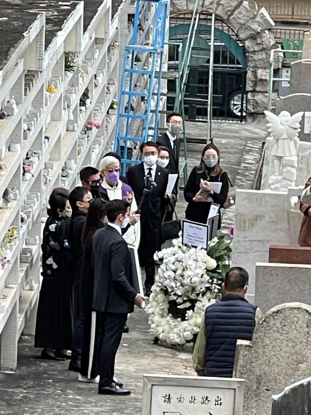 利孝和夫人低调出殡,葬于老公墓位旁边,外孙手捧遗像神情哀伤