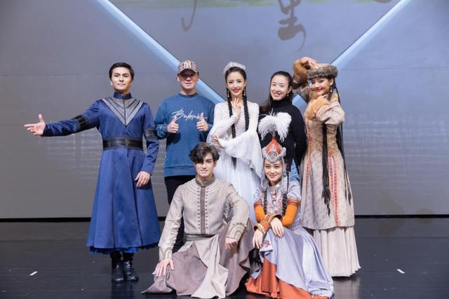 很多人以为佟丽娅是维吾尔族,其实跳新疆舞的她,是锡伯族