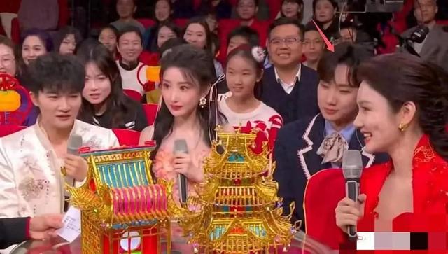 元宵晚会小撒太搞笑了，朱迅疑整容五官大变，51岁看着像20岁姑娘